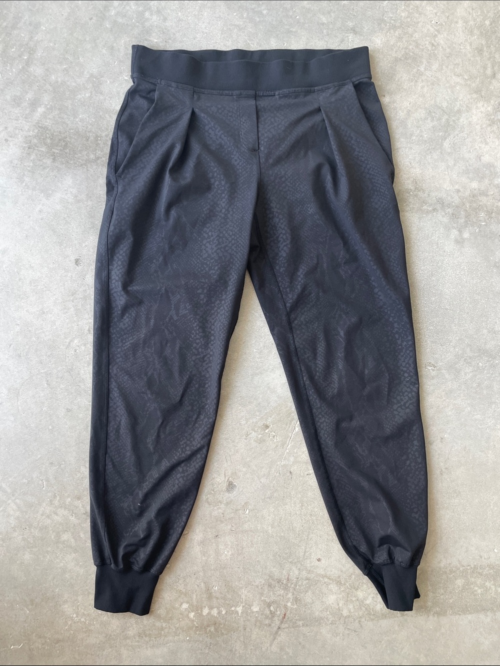 Lululemon athletics women’s Black Jogger Pants snake print